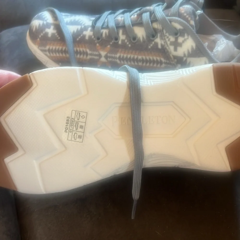Pendleton felt athletic shoes NWT $90 SZ 10 - Picture 5 of 8